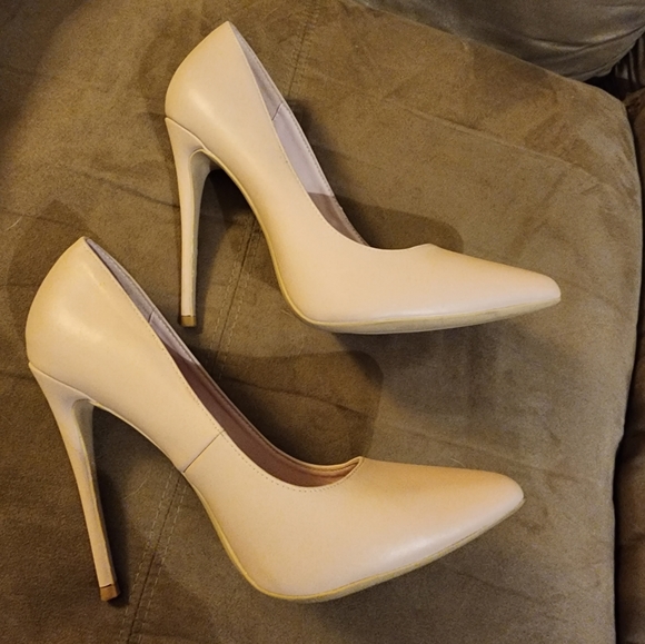 Elisabet Tang Heels - Picture 6 of 7